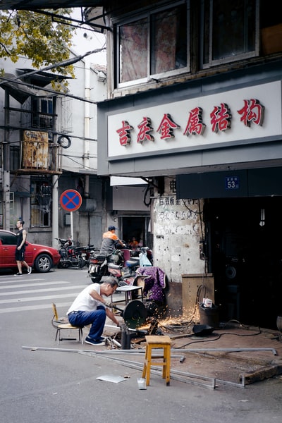 白天在路上骑自行车的人